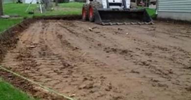 installing-pavers-excavating-site-1