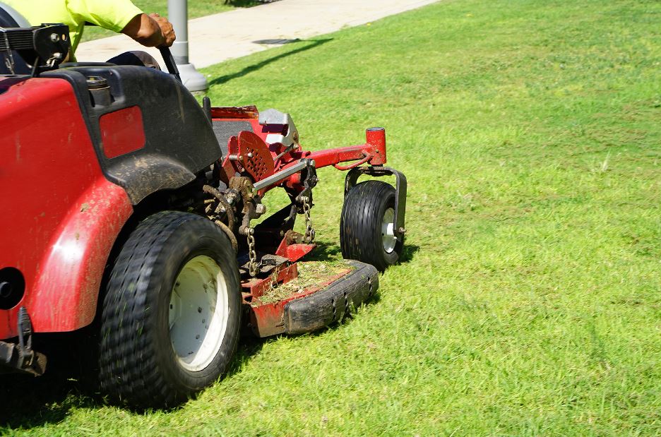 mower-for-commercial-lawn-care-in-pensacola-florida